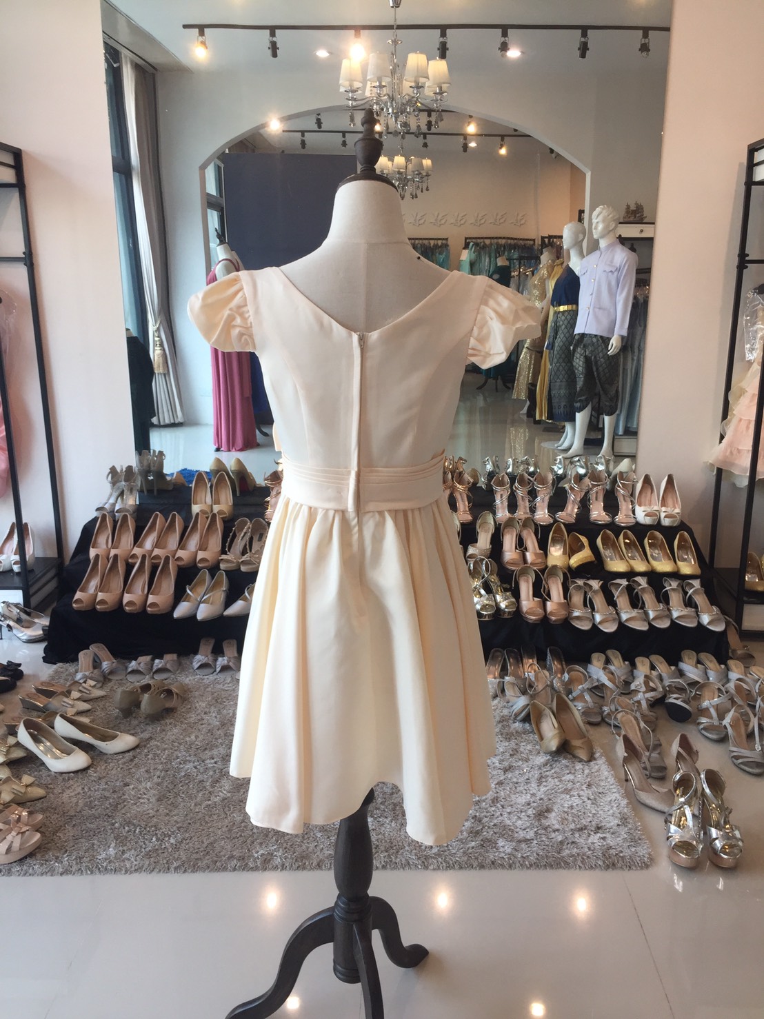 พร้อมส่ง ชุดราตรีสั้น สีครีม เรียบหรู แขนตุ๊กตา ผ่า V ด้านหลัง