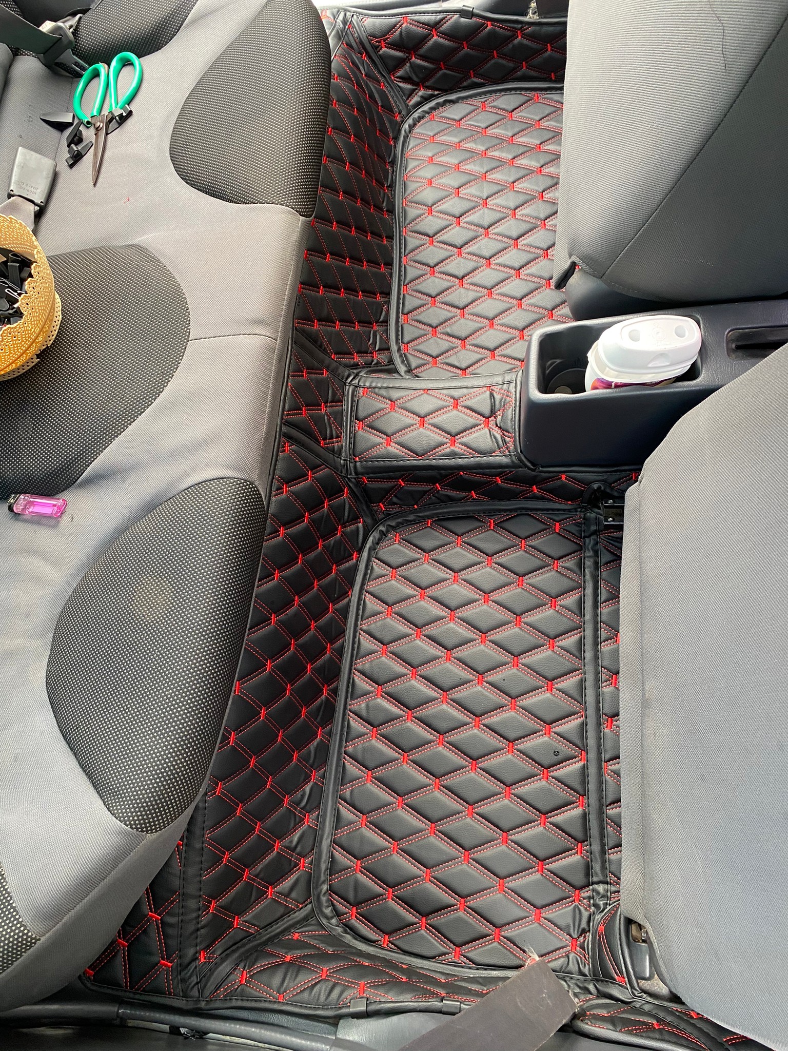 พรมรถยนต์ Toyota Soluna โฉมหยดน้ำ ปูพรมVVIP สีดำแดง เต็มคัน