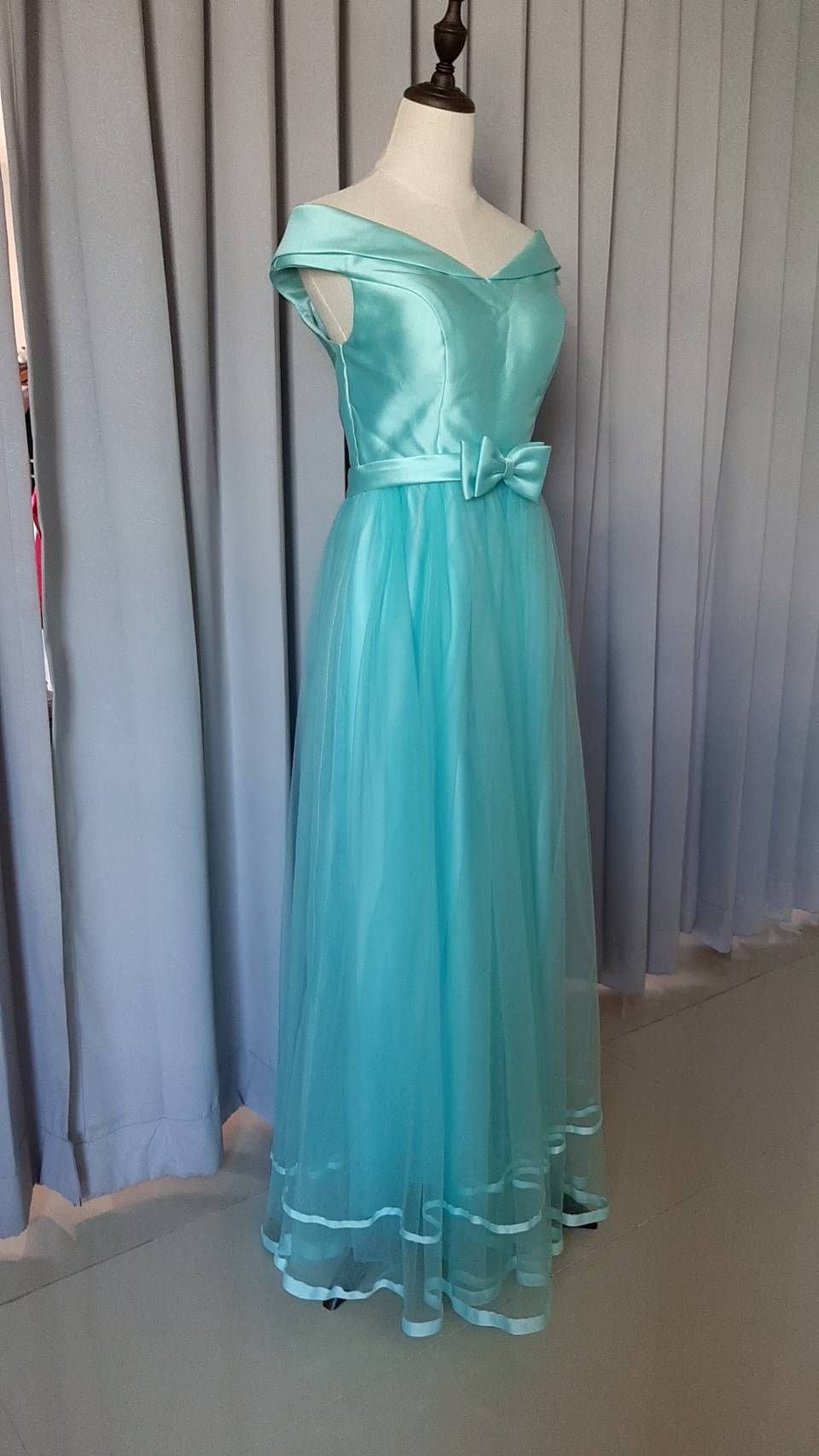 พร้อมเช่า ชุดราตรียาว ชุดเพื่อนเจ้าสาว แบบ B ปาดไหล่ แต่งโบว์ช่วงเอว (เชือกผูกหลัง)