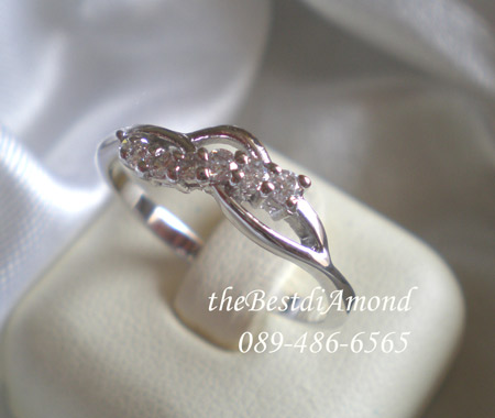 BR970RD+++แหวนเพชร CZ แบบไขว้ (2)+++ แบบแหวนไขว้ น่ารักๆอีกวงค่ะ ดีไซน์น่ารัก สวย เก๋ ใส่ติดนิ้วได้เลย แถมเพชรไม่ใหญ่ แต่ก็เล่นไฟสุดๆ ใส่สวยทุกนิ้วเลย