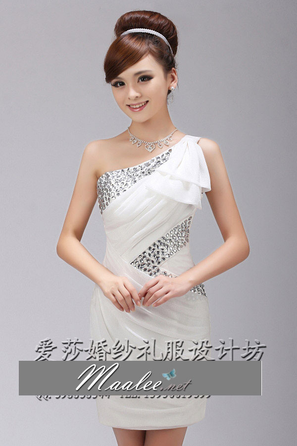 พร้อมเช่า ชุดราตรีสั้น สีขาว เข้ารูป ไหล่เดียว ปักเลื่อมตัว V แต่งระบายไหล่