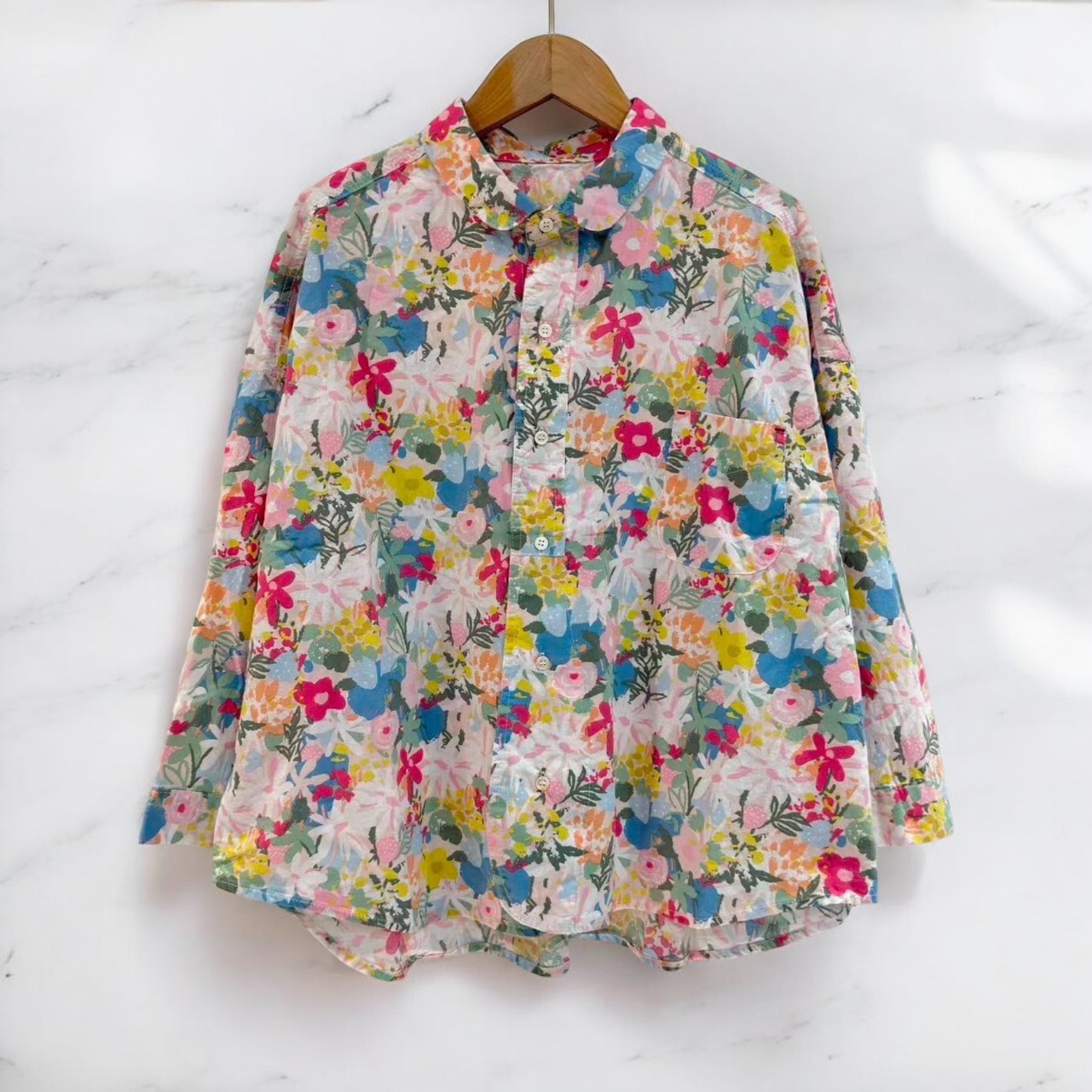 เสื้อเชิ้ตผ้าฝ้ายลายอกไม้แต่งกระเป๋า