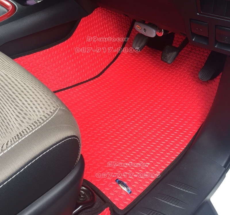 พรมกระดุมปูพื้นรถยนต์เข้ารูป Toyota Revo Cab ลายธนูสีแดงขอบดำ