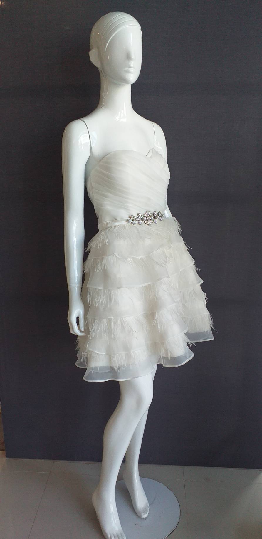 พร้อมเช่า ชุดแฟนซี ชุดราตรีสั้น สีขาว เกาะอก กระโปรงระบายเป็นชั้น ๆ ซิปหลัง