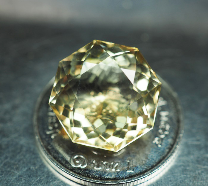 พลอยซิทรินสีเหลือง 9 กะรัตทรงแปดเหลี่ยม