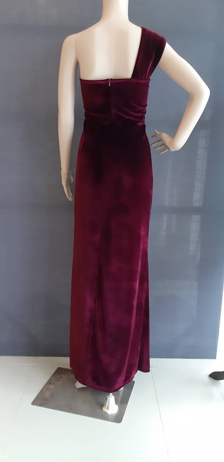 พร้อมเช่า ชุดเดรส เดรสเกาะอก ไหล่เดียว สีไวน์แดง เนื้อกำมะหยี่