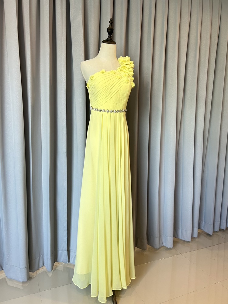 พร้อมเช่า ชุดราตรียาว ไหล่เดียว ผ้าชีฟองคาดเพชรที่เอว แต่งดอกสวย สีเหลือง