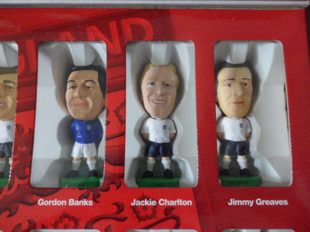 ตุ๊กตาโมเดลนักฟุตบอล ทีมแพ็ค 12x ทีมชาติอังกฤษ โครินเธียน โปรสตาร์ - World Cup 1966 Champions Fan Favorites ใหม่ / 12x ENGLAND National Football Team Corinthian ProStars Football Figure Team Pack - World Cup 1966 Champions Fan Favorites NEW