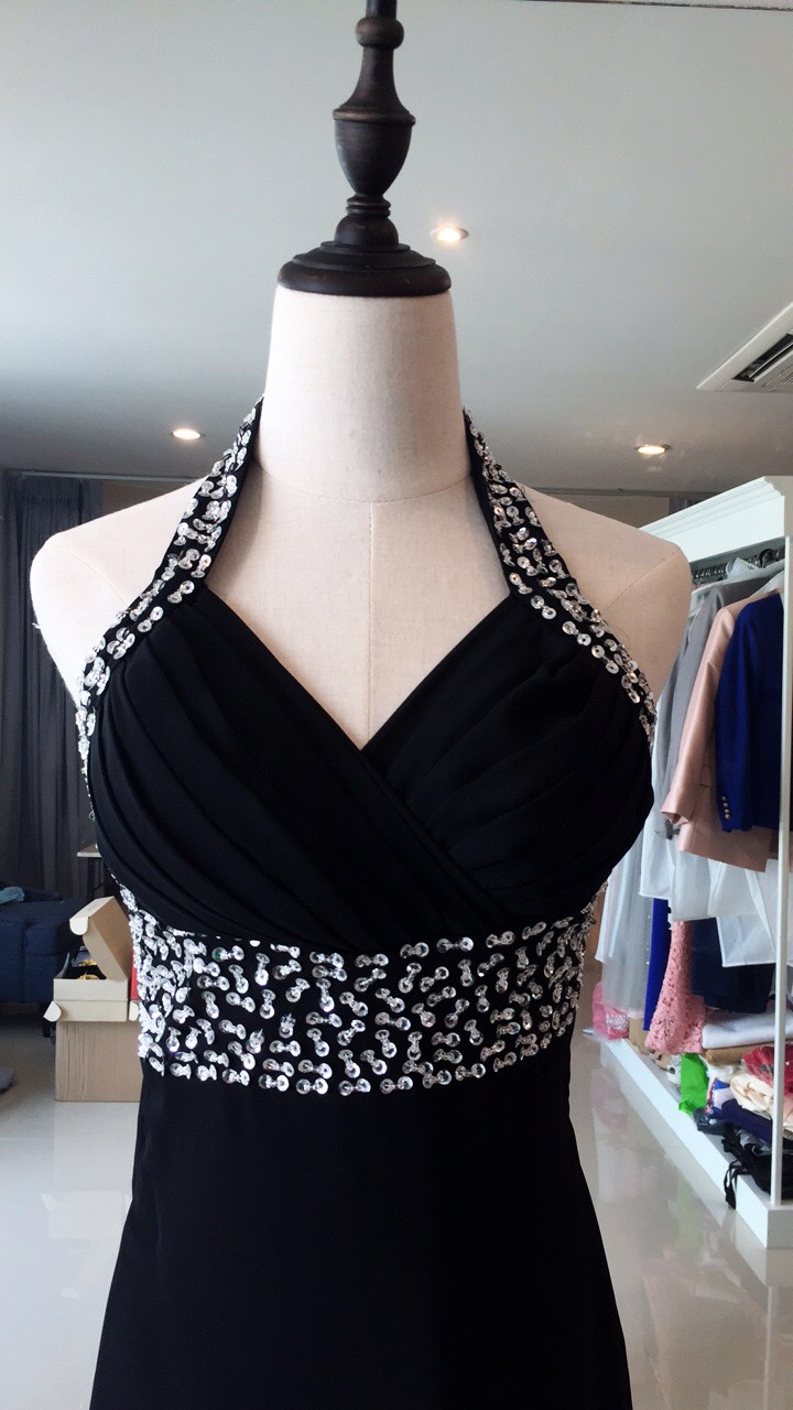 พร้อมเช่า ชุดราตรียาว สีดำ แบบเก๋ คล้องคอ ช่วยยกเนินอกสวย