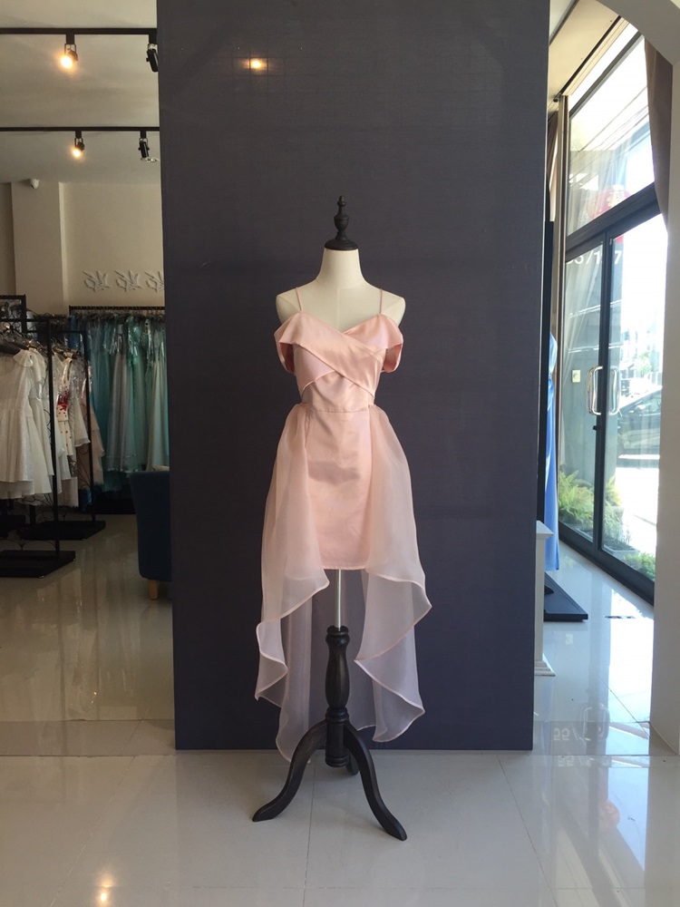 พร้อมเช่า ชุดราตรีสั้น สีโรสโกลด์ สายเดี่ยวปาดไหล่ ระบายผ้าแก้วถอดออกได้