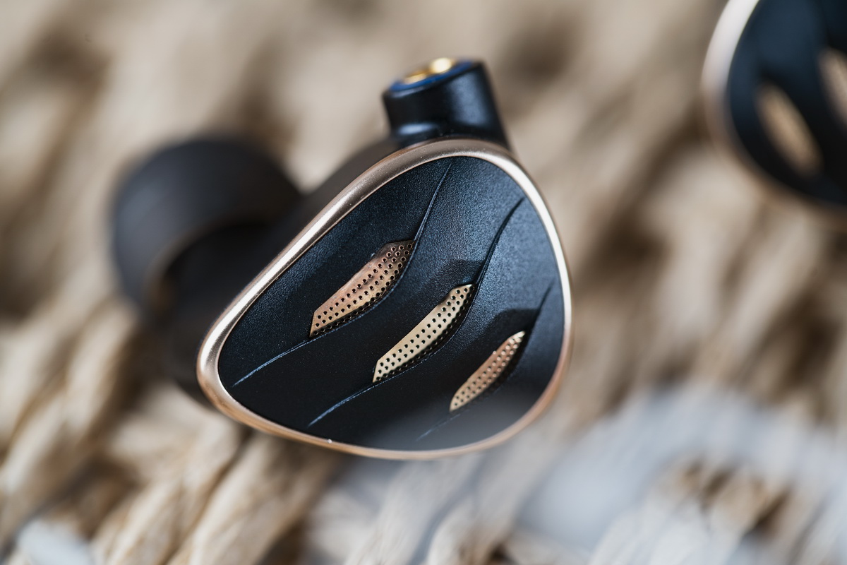 ขาย FiiO FH5S หูฟัง 4 ไดรเวอร์ 2DD+2BA ประกันศูนย์ไทย