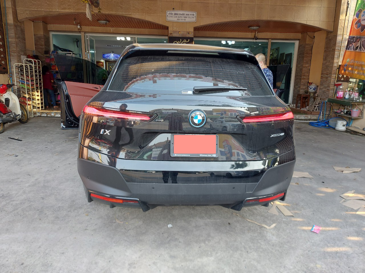 พรมรถยนต์ BMW IX40 (บีเอ็มดับเบิลยู ไอเอ็กซ์) ปูพรมvvip สีกาแฟด้ายทอง ในห้องโดยสาร