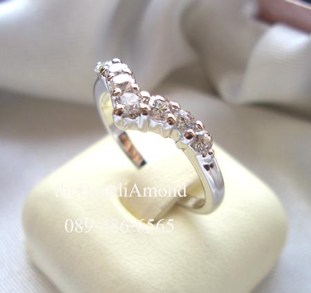BR953RD+++แหวนแถว ทรงปีกนก+++ สวย เก๋ มากๆๆ ดีไซน์ปีกนก หยักนิดๆ เพชรสวยสุดๆๆ วิ๊งๆ เล่นไฟมากๆๆ ฝังแบบหนามเตย ใส่สวยทุกนิ้วเลยค่ะ
