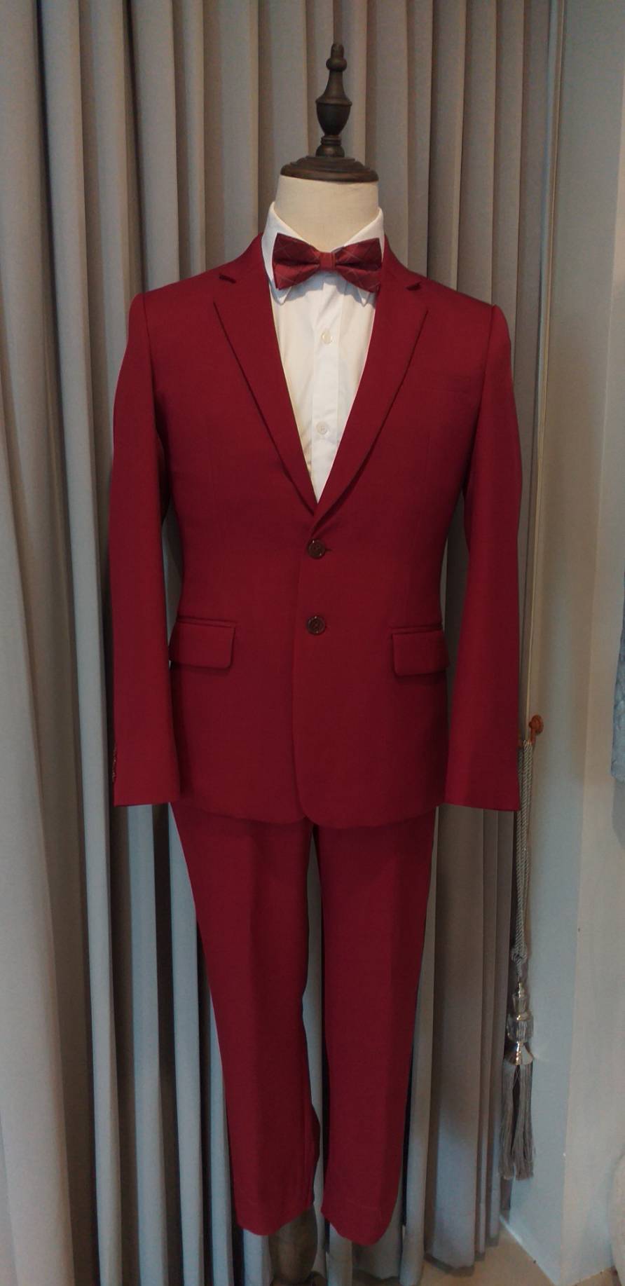 สูทตัดพร้อมเช่า ชุดสูทชาย สีไวน์แดง รุ่นกระดุมสองเม็ด ไม่มีเสื้อกั๊ก