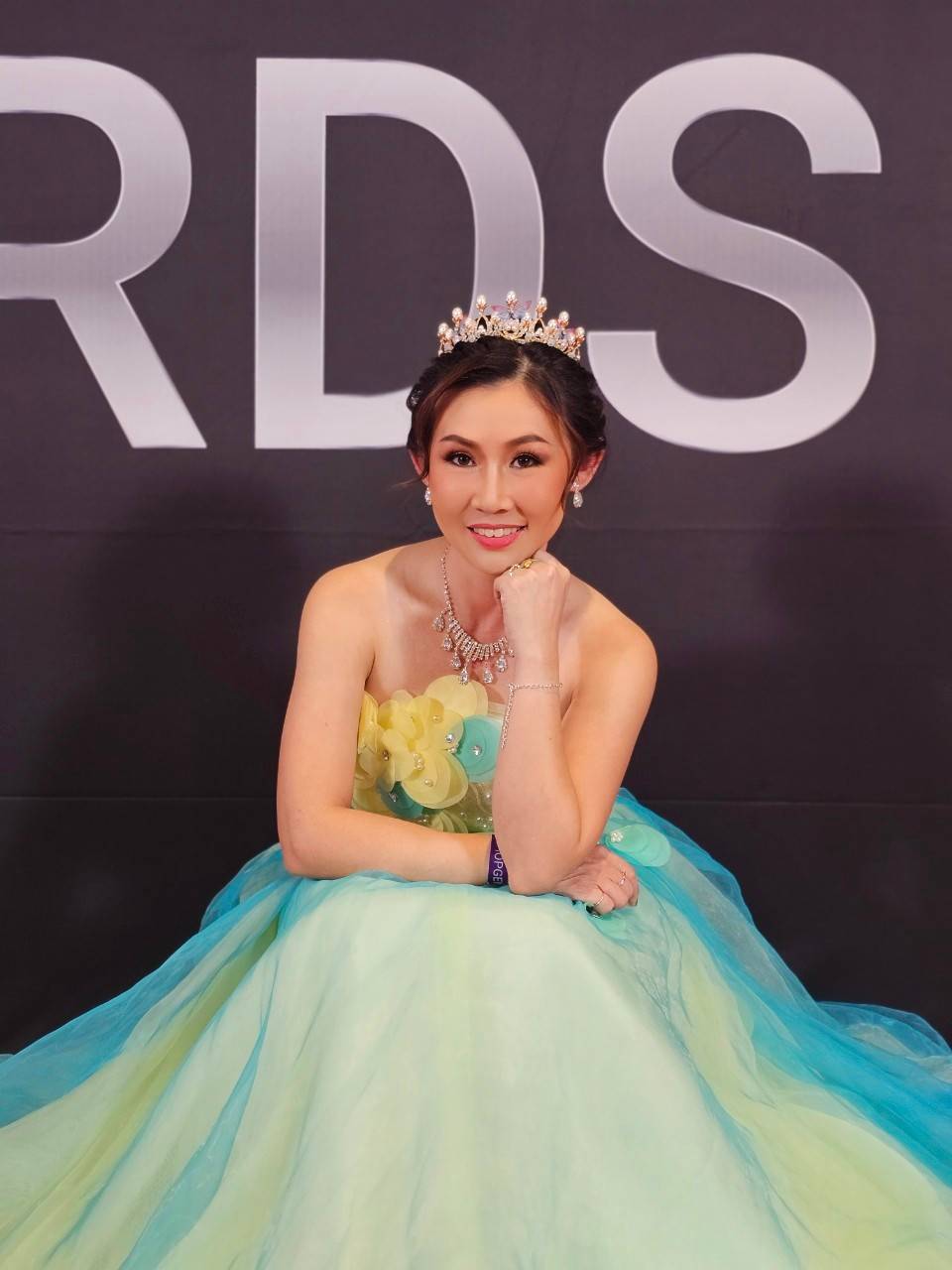 พร้อมเช่า ชุดแฟนซี ชุดราตรียาว เกาะอก แต่งดอกไม้ช่วงบน กระโปรงพองสวย