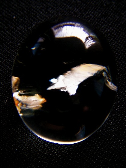 QU0033 แก้วโทน พระธาตุผุดริมแก้ว ดูคล้ายปลา แก้วสวยรวยทรัพย์ ให้โชค ให้ลาภ ด้วยพระธาตุขาวขนาดเม็ดแก้ว 16.83x20.16x12.80 มม. น้ำหนักแก้ว 30.04 ct.