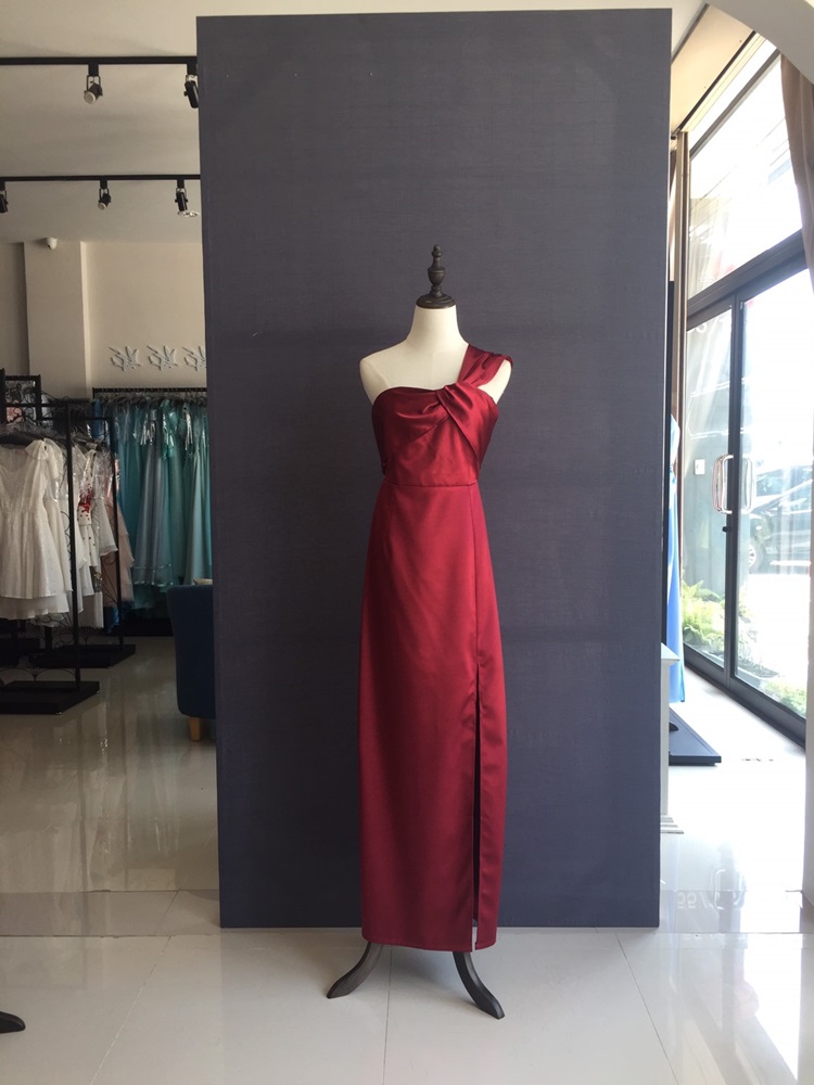 พร้อมเช่า ชุดเดรส เดรสไหล่เดียว ผ้าดัชเชส ไหล่จับเดรป ผ่าหน้าขา สีแดง