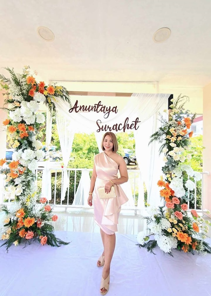 พร้อมเช่า ชุดเดรสสั้น เดรสไหล่เดียว ผ้าดัชเชส แพทเทิร์นเนียบ แต่งระบายสะโพก สีทอง