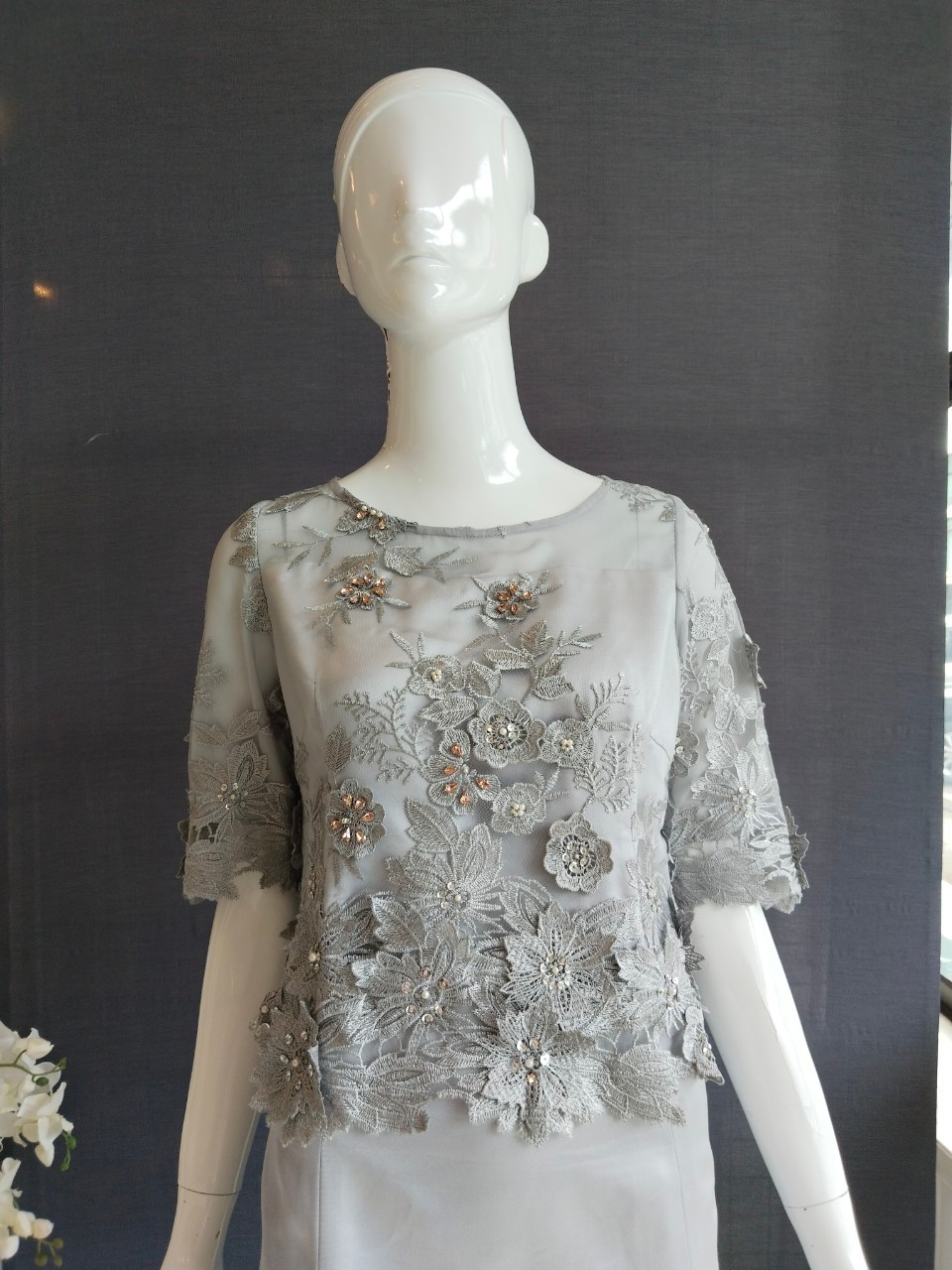 พร้อมเช่า ชุดเสื้อลูกไม้ สีเทา แขนสามส่วน กระโปรงทรงหางปลา