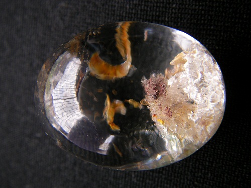 QU0012 QUARTZ แก้วเข้าแก้ว ปวกแดงคลุม กระจายด้วยฐานแผ่นแก้วกาบสีเหลืองทอง พม่า ขนาดเม็ดแก้ว 17.66x23.16x12.82 ct. นน. 38.81 ct.