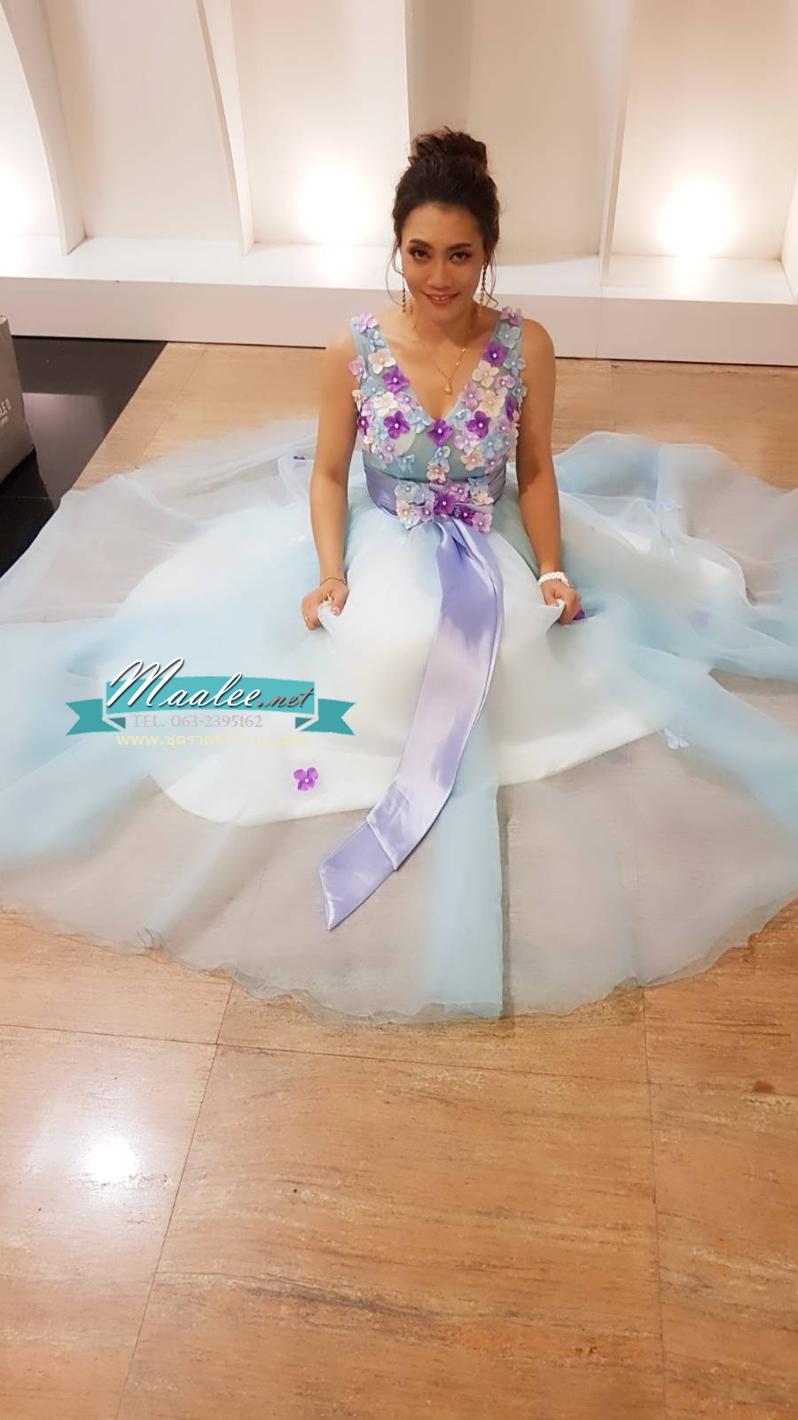 พร้อมเช่า ชุดแฟนซียาว แบบแขนกุด กระโปรงผ้าแก้ว ช่วงบนเป็นผ้าตาข่าย แซมด้วยดอกและผูกโบว์ช่วงเอว สวยมาก สีฟ้า (เชือกผูกหลัง)