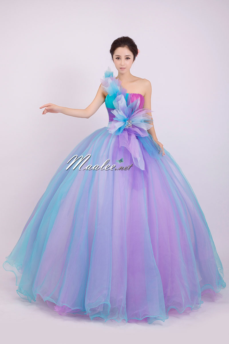 พร้อมเช่า ชุดแฟนซี ชุดราตรียาว ไหล่เดียว สีเรนโบว์ แต่งดอกเก๋มาก