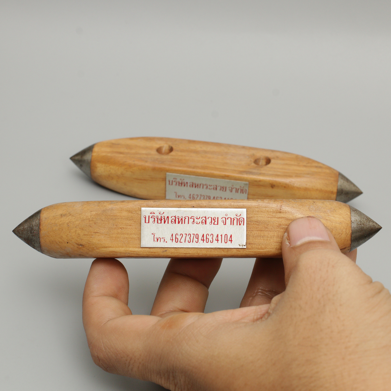 ที่เสียบปากกา รูปทรง กระสวยไม้ งานเก่า ของ บริษัท สหกระสวย จำกัด