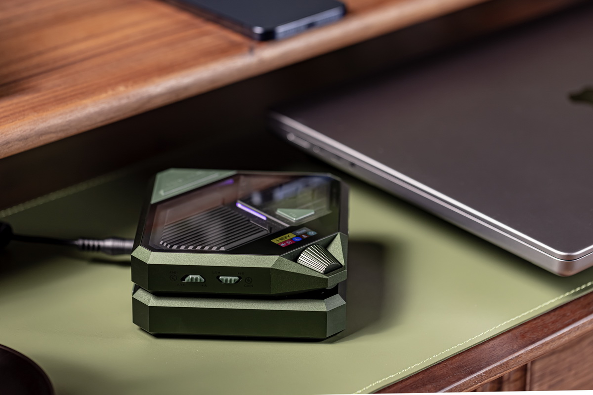 Hiby FD5 DAC/AMP ตั้งโต๊ะ Class A/AB ชิป AKM4493 x4 ในธีมไซเบอร์พังค์ รองรับ MQA ประกันศูนย์ไทย