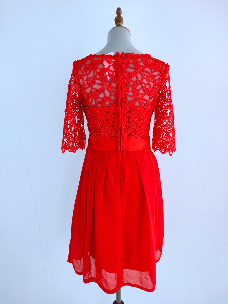 พร้อมส่ง ชุดราตรีสั้น สีแดง แขนสามส่วน ลูกไม้ฉลุ กระโปรงผ้าชีฟอง