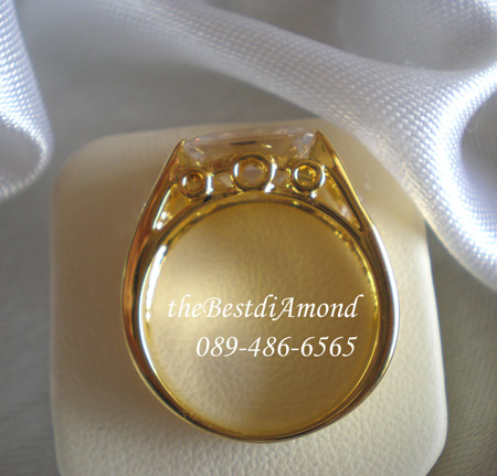 BR809+++แหวนชายแบบEmerald cut +++สุดหรูหรากับเหลี่ยมemerald cut พร้อมดีไซน์สุดเก๋ วางแนวนอน เพิ่มความโดดเด่นด้วยการยกสูงขึ้น พร้อมบ่าข้างประดับเพชร