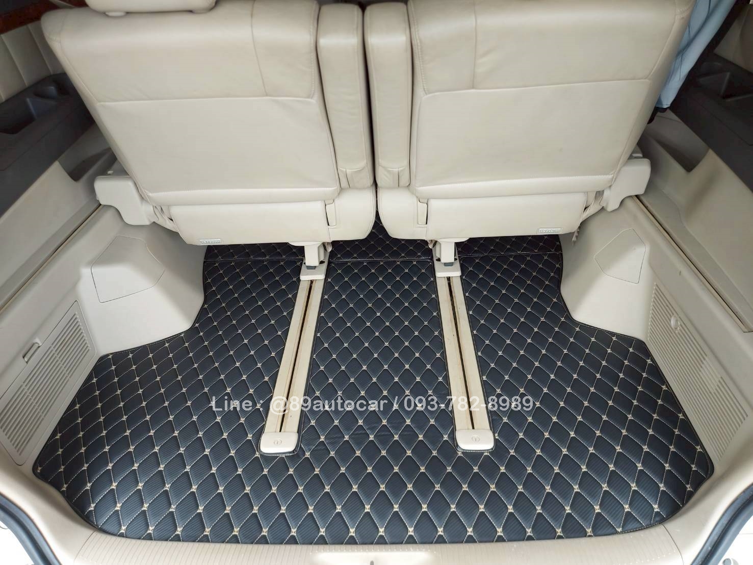 พรมรถตู้ toyota alphard ปี 2003 ปูพรม6D สีดำด้ายทอง ลายเคฟล่า