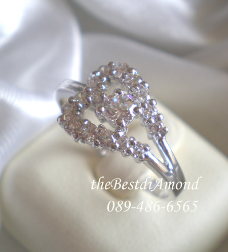 BR403RD+++แหวนM match+++ดีไซน์สวยเก๋ ทันสมัย เป็นรูปคล้ายๆตัวMตะแคงข้าง หรือดูเป็นรูปหัวใจก็ได้ ทำเก๋ด้วยเพชรกลมตรงกลาง ใส่สวยทุกนิ้ว+ใส่ติดนิ้วได้เลย