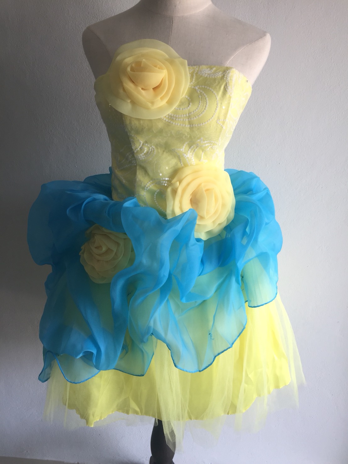 พร้อมเช่า ชุดแฟนซี ชุดราตรีสั้น เกาะอก สีเหลือง/ฟ้า แต่งดอกไม้ อกแต่งเลื่อม กระโปรงผ้าแก้ว น่ารักฟรุ้งฟริ้ง