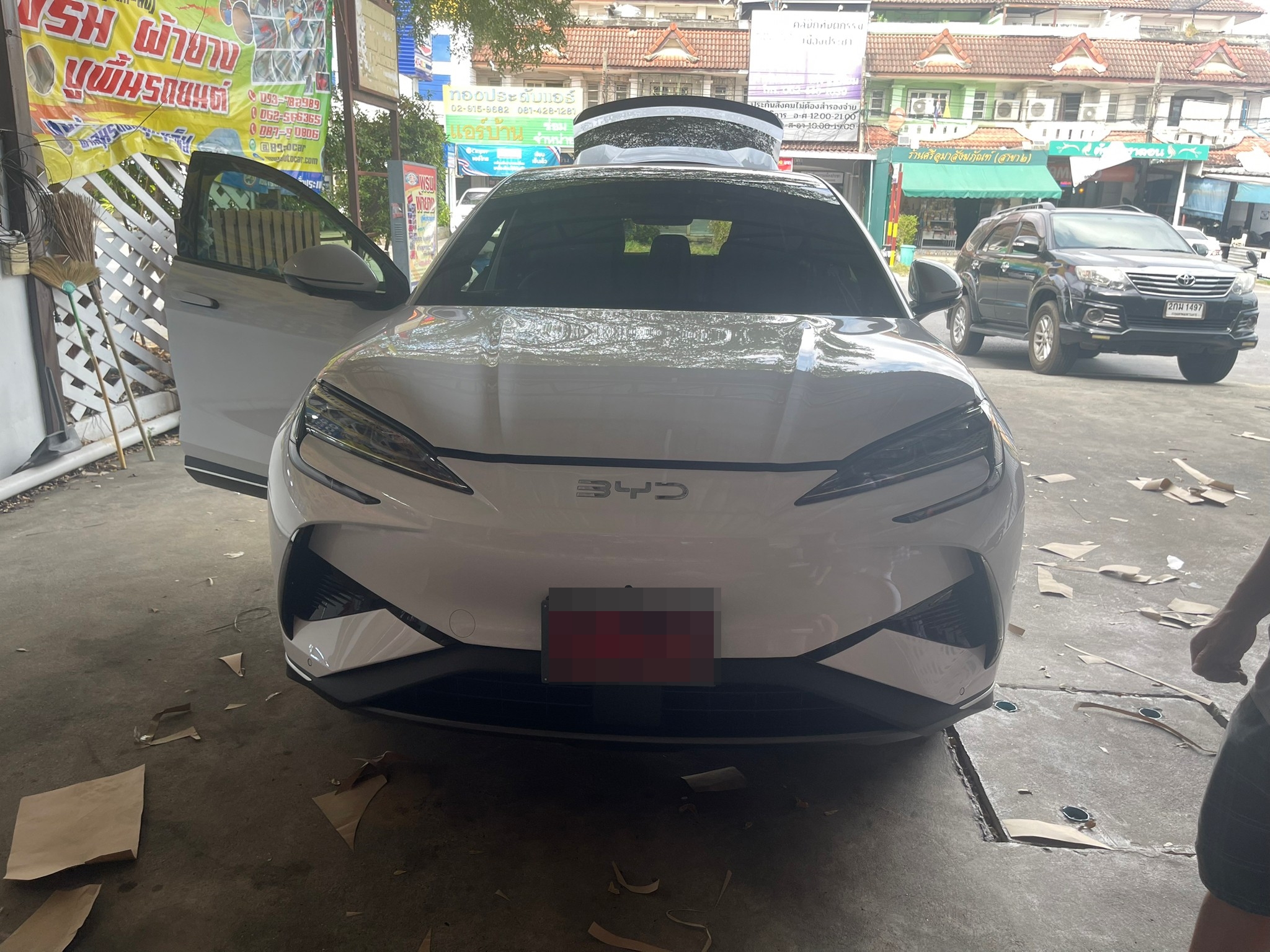 พรมรถยนต์ BYD Sealion 7 พรม7D สีแดงไวน์ด้ายทอง เต็มคัน 9 ชิ้น พร้อมไวนิลดักฝุ่น 3 ชิ้น