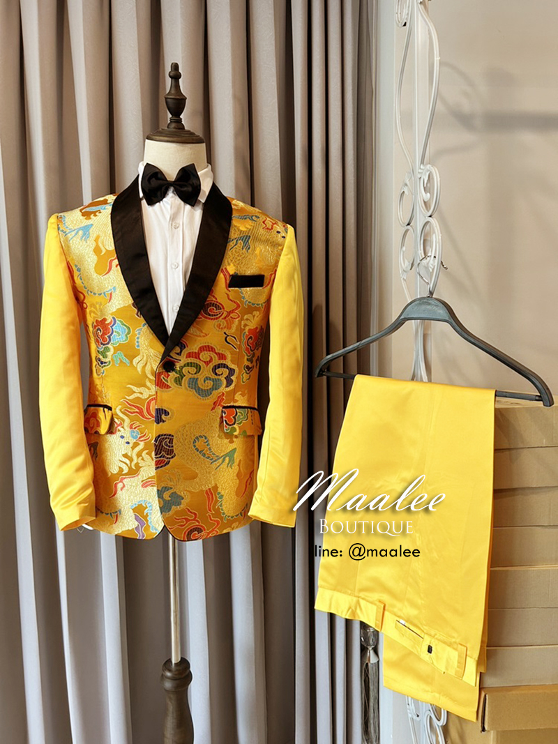 พร้อมเช่า ชุดสูทชาย สไตล์จีน สีหลือง แต่งผ้าแพรลายมังกร ปกดำ