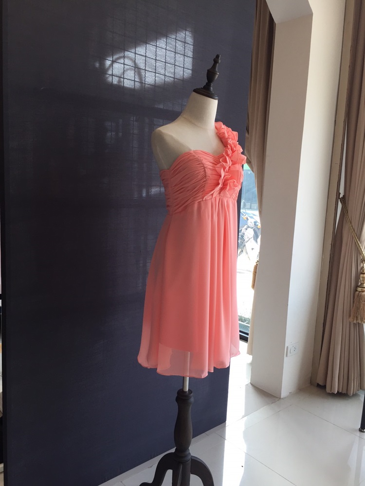 พร้อมส่ง ชุดราตรีสั้น ไหล่เดียว จับเดรปหน้าอก แต่งระบายช่วงไหล่ สีโอรส สำเนา