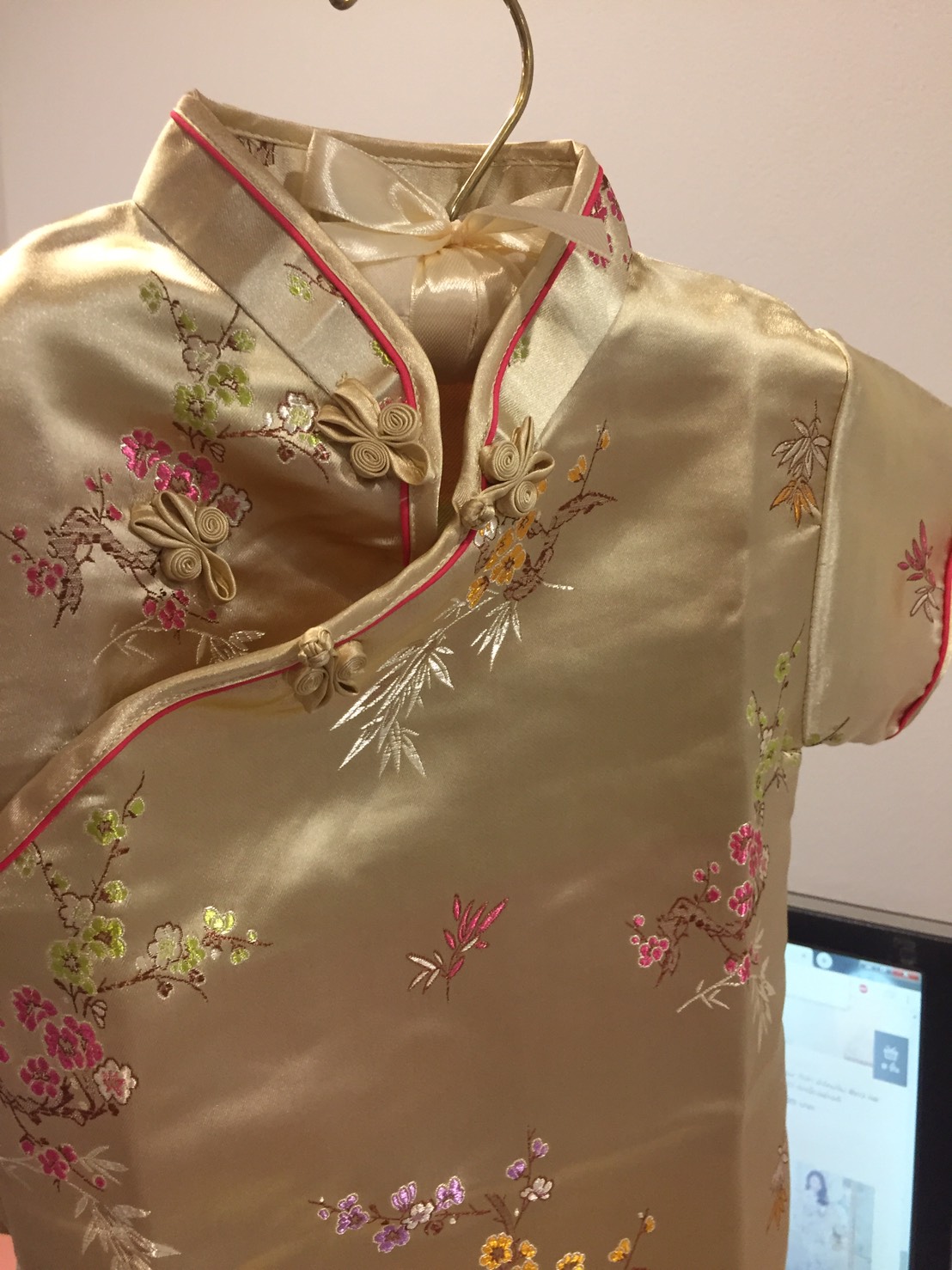 พร้อมส่ง กี่เพ้า / สั้น เด็ก สีทอง ลายดอกบ๊วย Cherry Blossom ผ้าไหมจีน กุ๊นขอบ ตัดเย็บอย่างดี (ไหล่10 อก21 ยาว20)