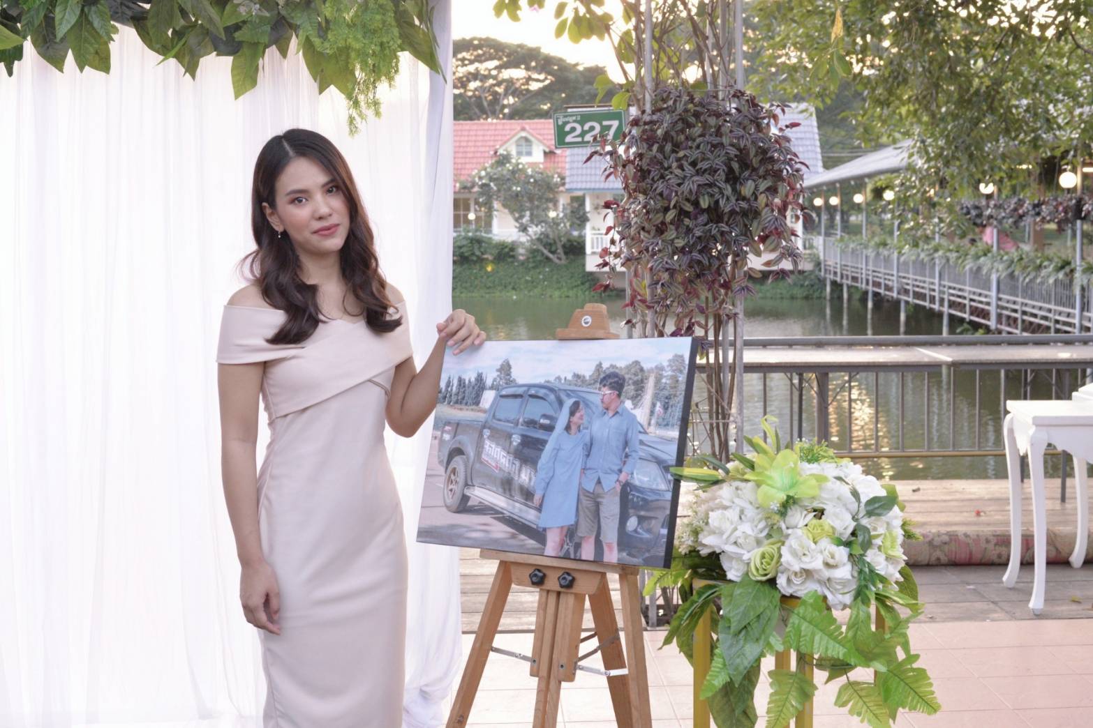 พร้อมเช่า เดรสออกงาน สีนู๊ด เรียบหรู ไหล่ไขว้ ทรงเข้ารูป