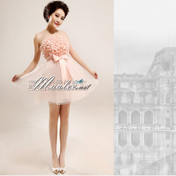 พร้อมเช่า ชุดราตรีสั้น เกาะอก สีโอโรส แต่งดอกฟูช่วงอก ตรงเอวแต่งโบว์ กระโปรงผ้าแก้ว