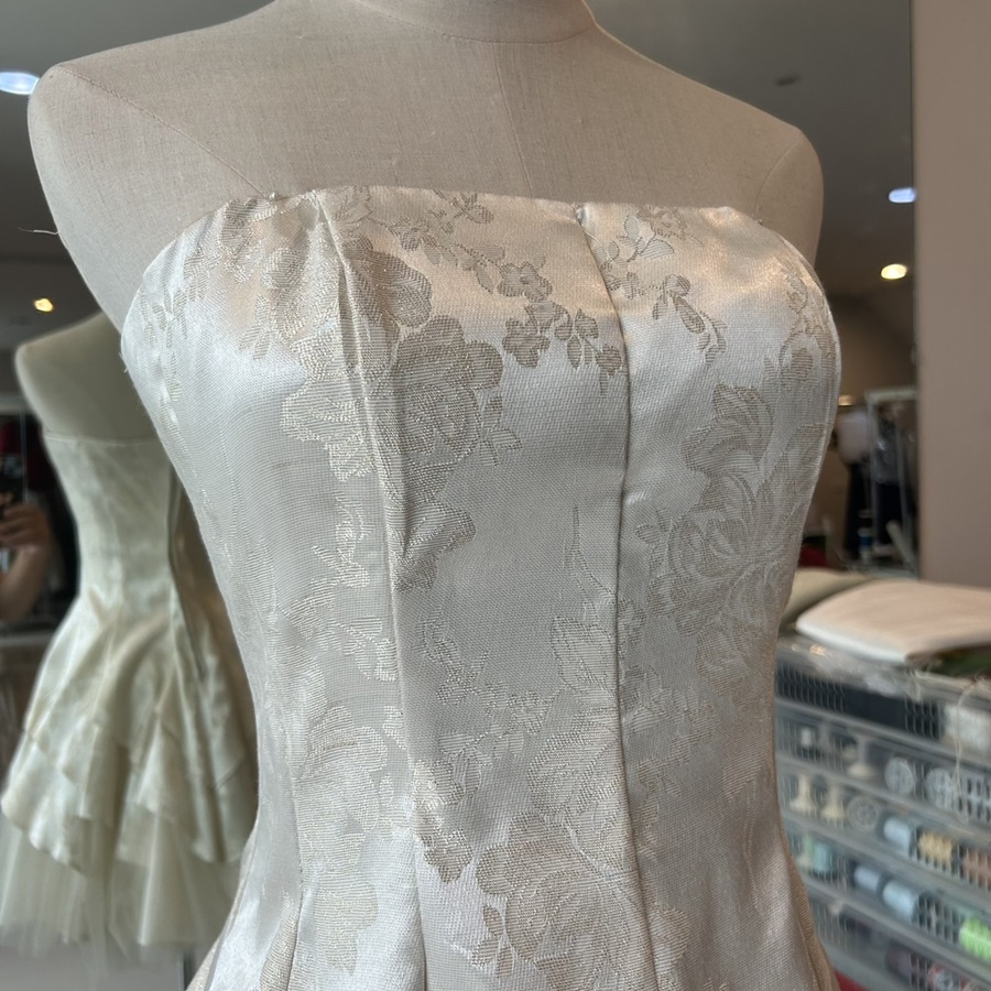 พร้อมส่ง ชุดราตรีสั้น เกาะอก สีครีมงาช้าง กระโปรงแต่งจีบทรงA สวยหรู