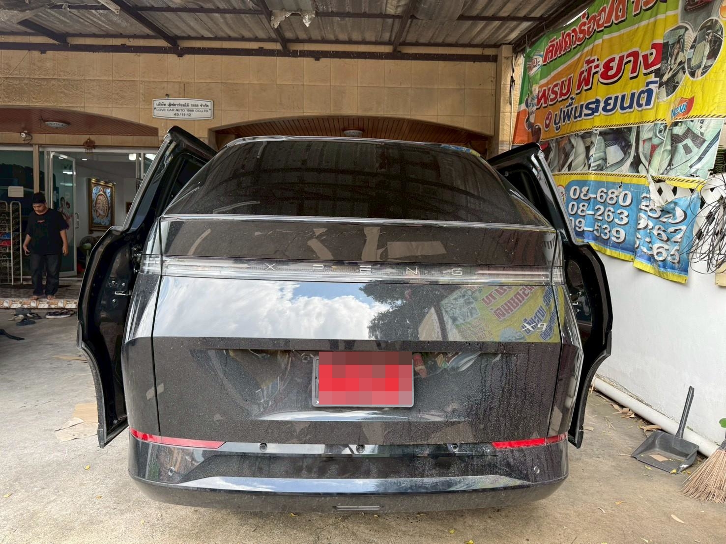 พรมรถยนต์ Xpeng X9 ปูพรมVVIP สีดำด้ายดำ เต็มคัน