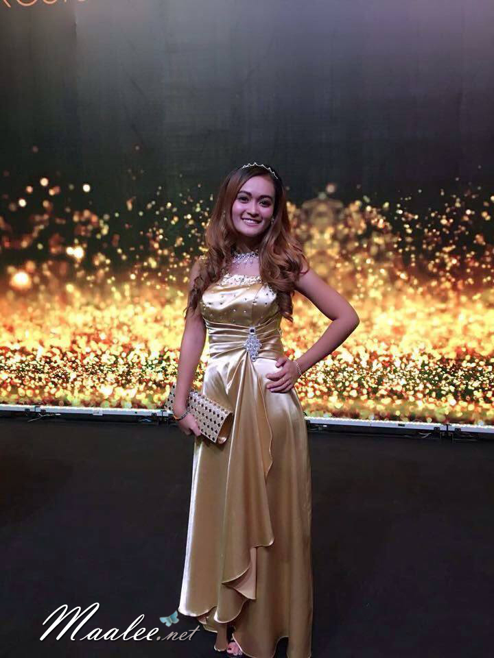 พร้อมเช่า ชุดราตรียาว ไหล่เฉียง สีทอง จับจีบที่เอว คอประดับลูกปัดคริสตัลสวยหรู