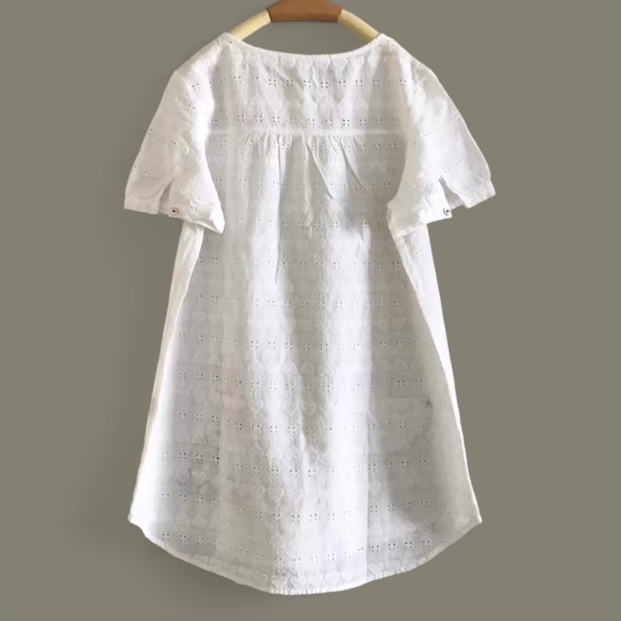 เสื้อผ้าลูกไม้ลายปักแต่งกระเป๋า