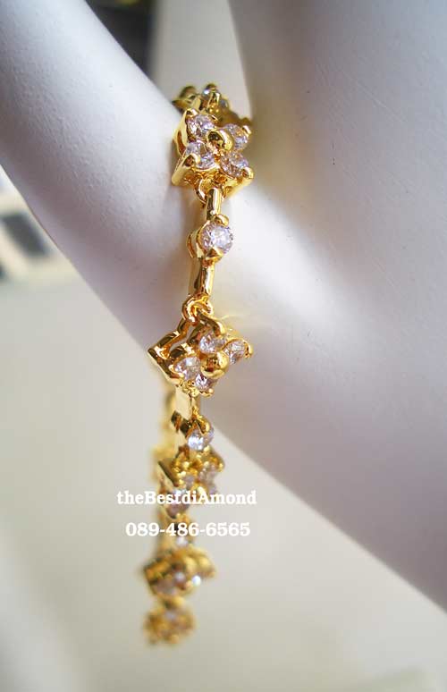 BC011===สร้อยข้อมือเพชร ดอกพิกุลแบบสลับ=== ดีไซน์น่ารักๆ เป็นรูปดอกพิกุล โดยวางดอกพิกุลแบบตรง สลับกับ เฉียง ดูลงตัว งานเหมือนจริงสุดๆ หรูหราพอสมควร