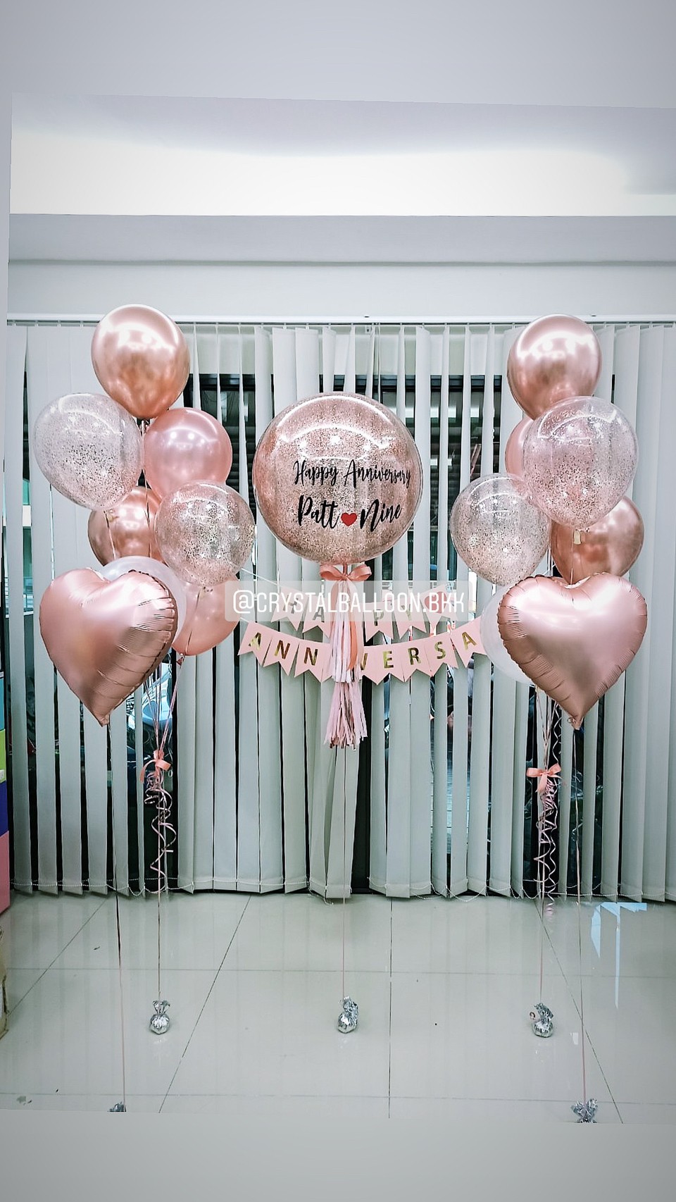 ลูกโป่ง Anniversary Bubble ขนาด 24" Theme โรสโกล พร้อมตกแต่ง ช่อลูกโป่ง 7 ลูก 2 ช่อ,ลูกโป่งใส ใส่กลิตเตอร์,ป้ายธง Happy Anniversary สามารถเปลี่ยนสีลูกโป่ง/เปลี่ยนข้อความ/เปลี่ยนขนาด/เปลี่ยนสี-ป้ายธงได้