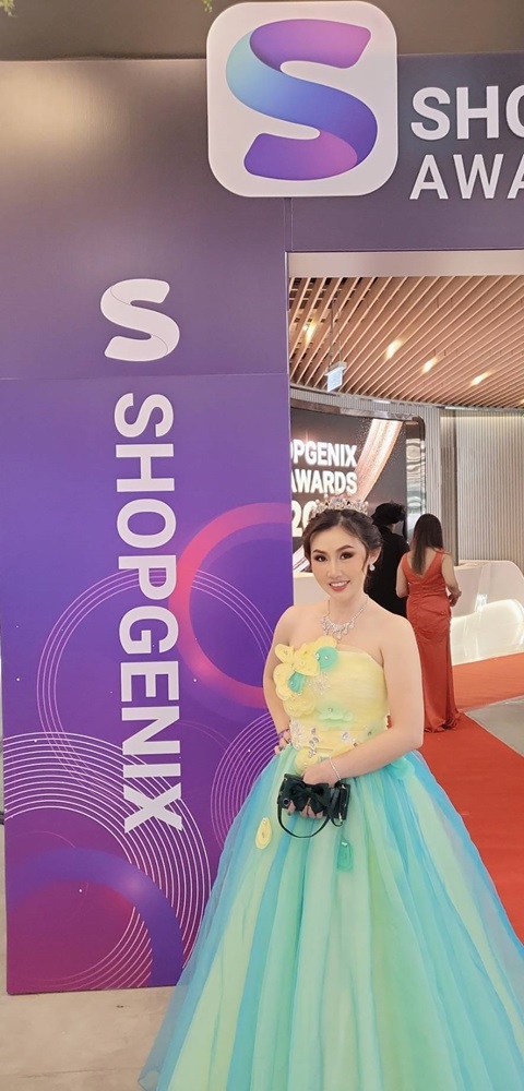 พร้อมเช่า ชุดแฟนซี ชุดราตรียาว เกาะอก แต่งดอกไม้ช่วงบน กระโปรงพองสวย