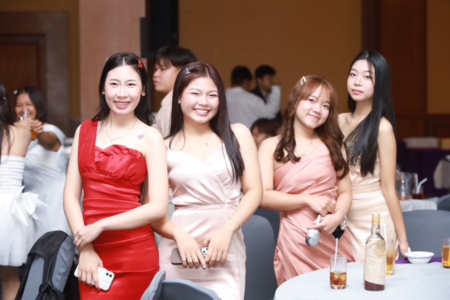 พร้อมเช่า ชุดเดรส ชุดออกงาน ราตรียาว ไหล่เดี่ยว ผ้าซาร่าเงาใส่แล้วผอม สีโรสโกล์ด