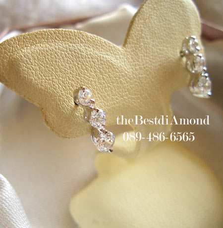 หมด++BE931RD++ต่างหูเพชร 3 เม็ดแบบตั้ง++เรียบ หรู ดูดีมากๆๆๆ ใส่ติดหูได้ทุกวัน ไม่เวอร์ ดูผู้ดีมากๆๆค่ะ ดีไซน์ก็เก๋ค่ะ เรียงลงมา 3 เม็ดโดยไล่จากระดับ