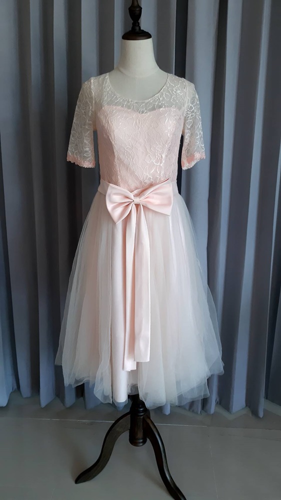 พร้อมเช่า ชุดราตรี แขนสามส่วน แต่งผ้าลูกไม้ลายกุหลาบ เอวคาดโบว์ กระโปรงผ้าตาข่ายนิ่ม สีชมพู