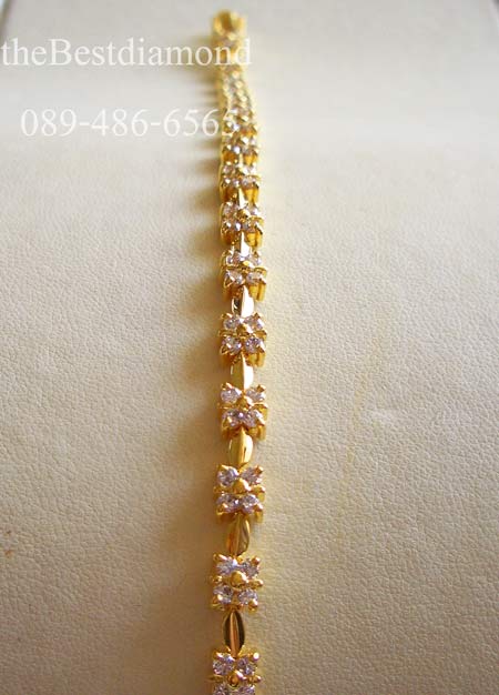 BC007===สร้อยข้อมือเพชรรูปดอกพิกุลรอบวง=== ดีไซน์น่ารักๆ เป็นรูปดอกไม้ คั่นด้วยทองที่ออกแบบเป็นปล้องๆ ดูลงตัว งานเหมือนจริงสุดๆ หรูหราพอสมควร